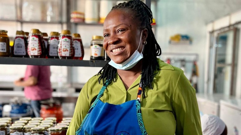 Entrepreneure congolaise présentant des produits fabriqués localement